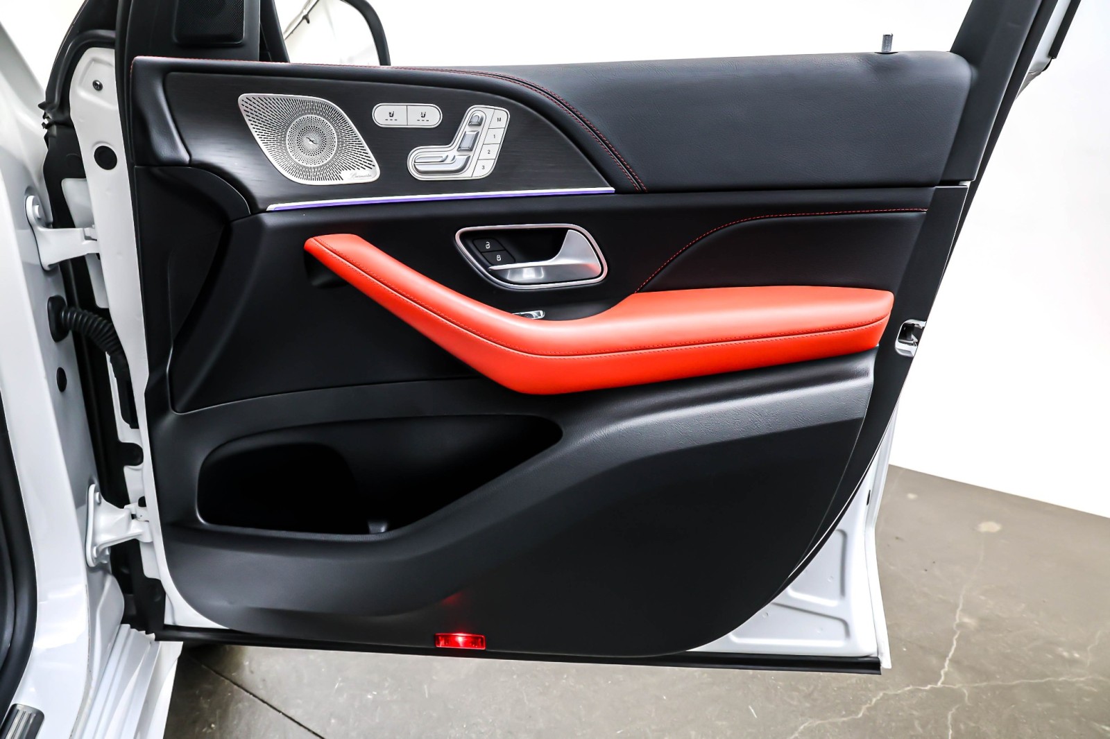 Used 2025 MANUFAKTUR Moonlight White Metal Mercedes-Benz AMG® GLE 53 image 24