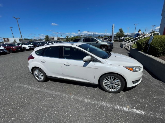 White Platinum Metallic Tri-Coat 2017 Ford Focus Hatchback Front-Wheel Drive Automatic