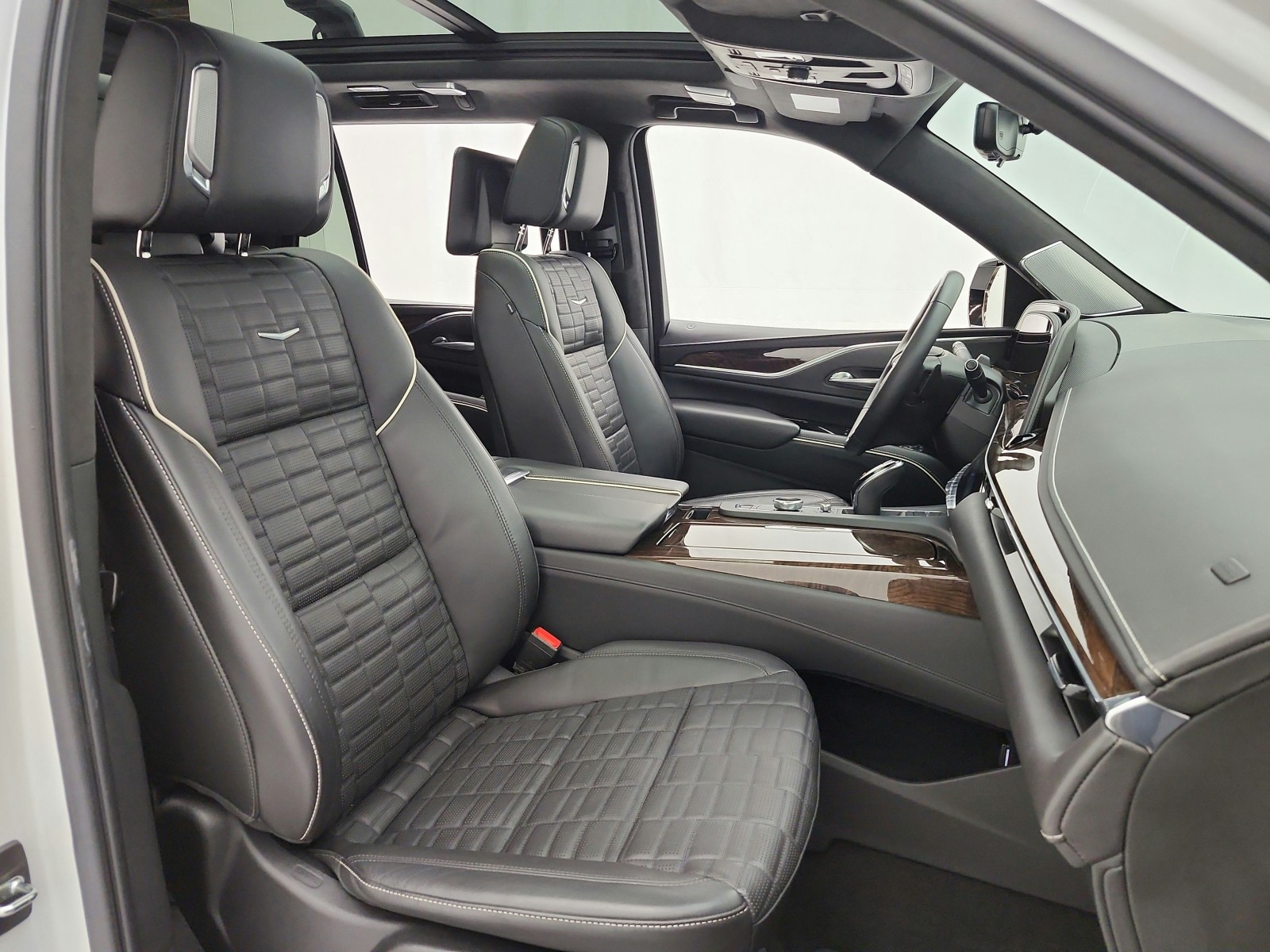 Used 2022 Crystal White Tricoat Cadillac 4WD 4dr Sport Platinum image 23