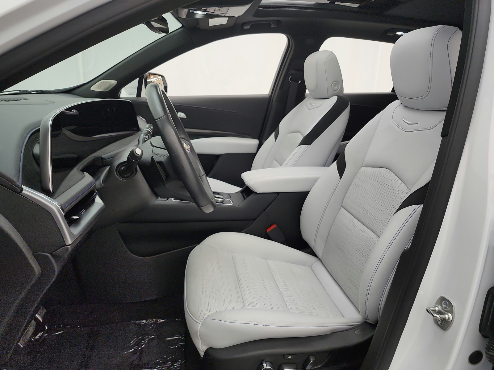 Used 2025 Crystal White Tricoat Cadillac FWD 4dr Sport image 13