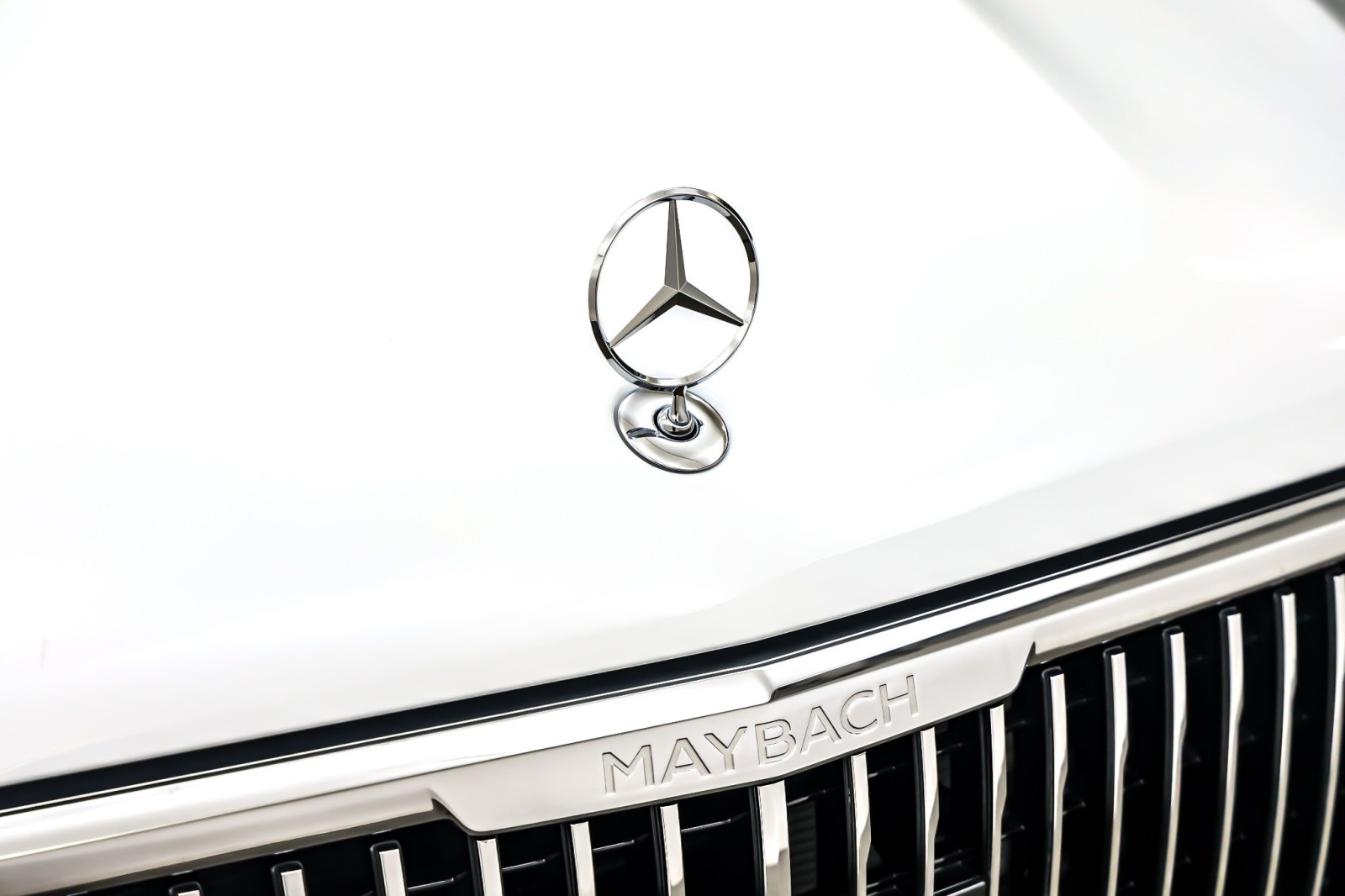 New 2026 MANUFAKTUR Moonlight White Metallic Mercedes-Benz Maybach GLS 600 image 14