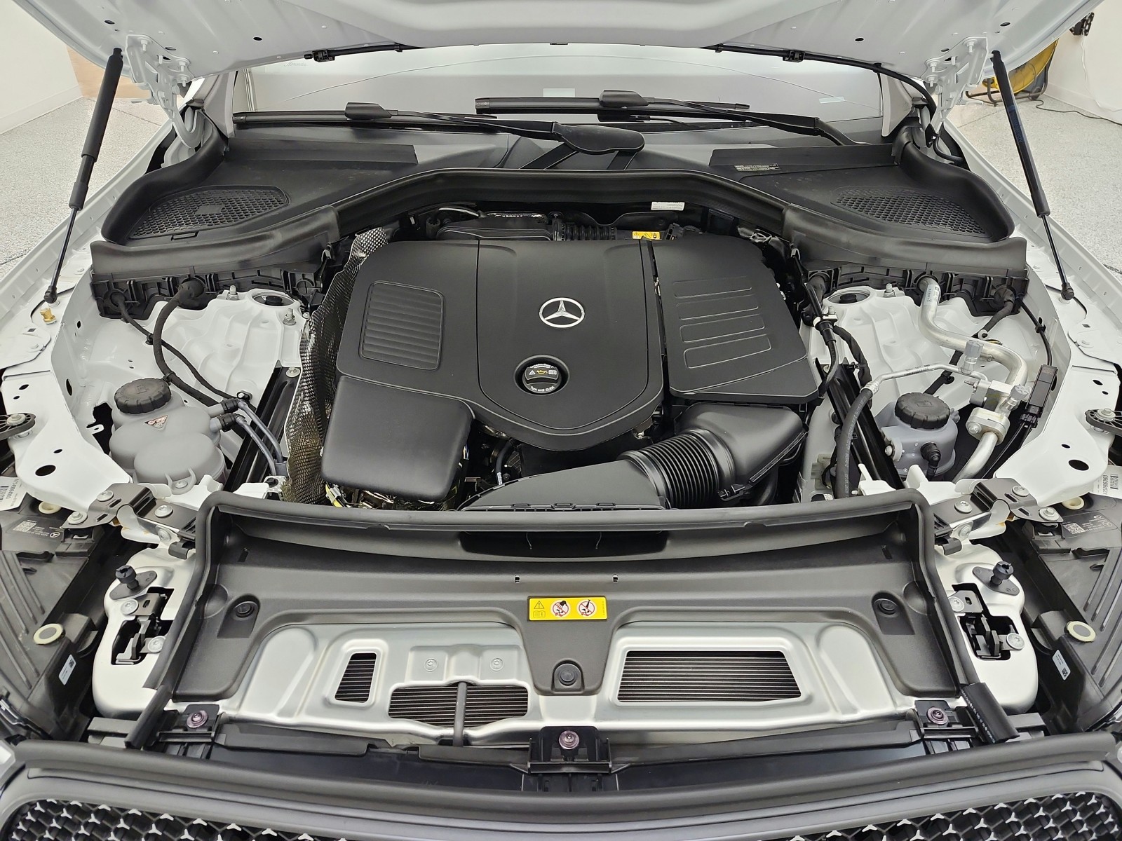 New 2026 MANUFAKTUR Moonlight White Metallic Mercedes-Benz GLC 300 4MATIC® Coupe image 12