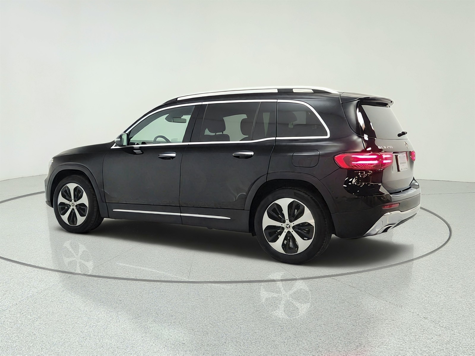 Used 2024 Night Black Mercedes-Benz GLB 250 SUV image 7