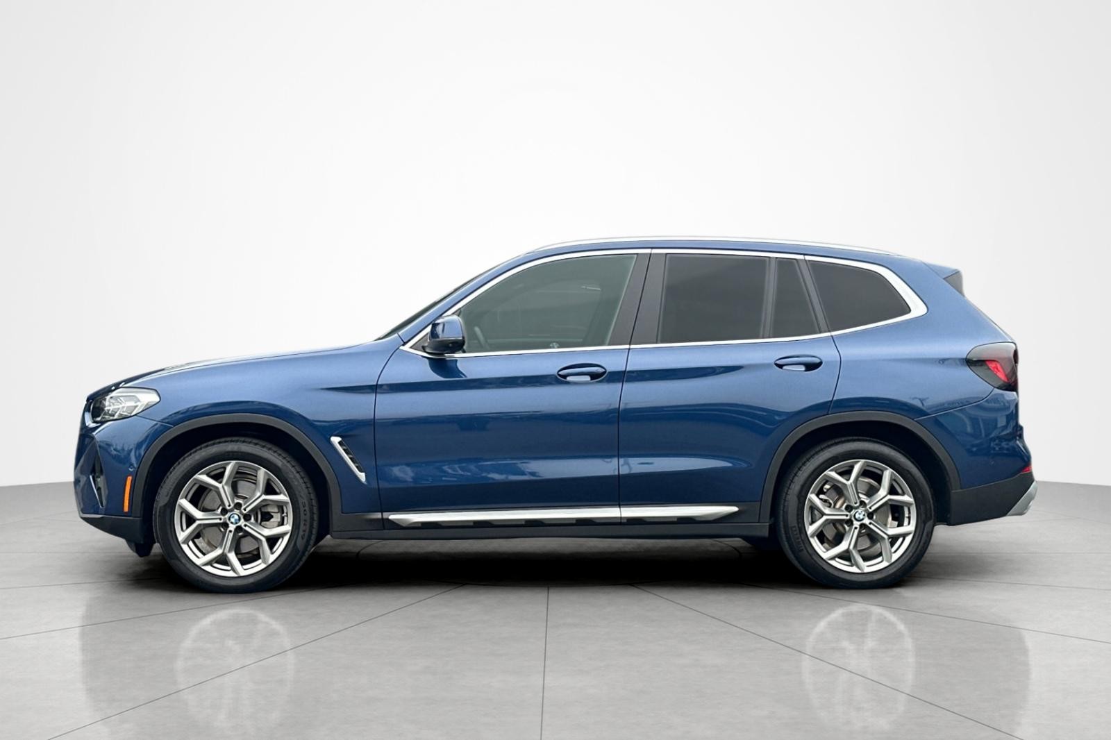 Used 2023 Phytonic Blue Metallic BMW sDrive30i image 2