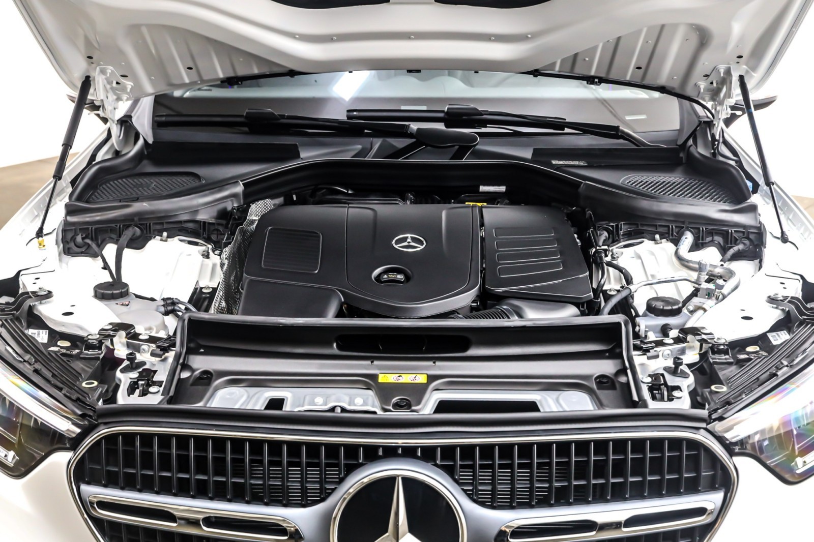 New 2026 Polar White Mercedes-Benz GLC 300 image 11