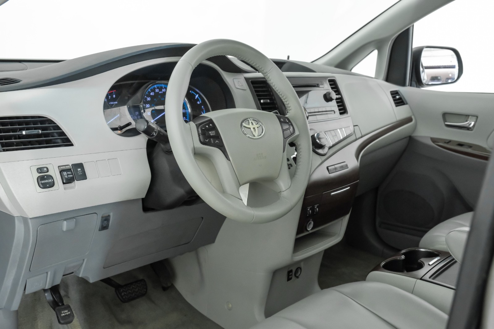 2013 Toyota Sienna XLE 8 PASSENGER SUNROOF LEATHER HEATED SEATS REAR  14