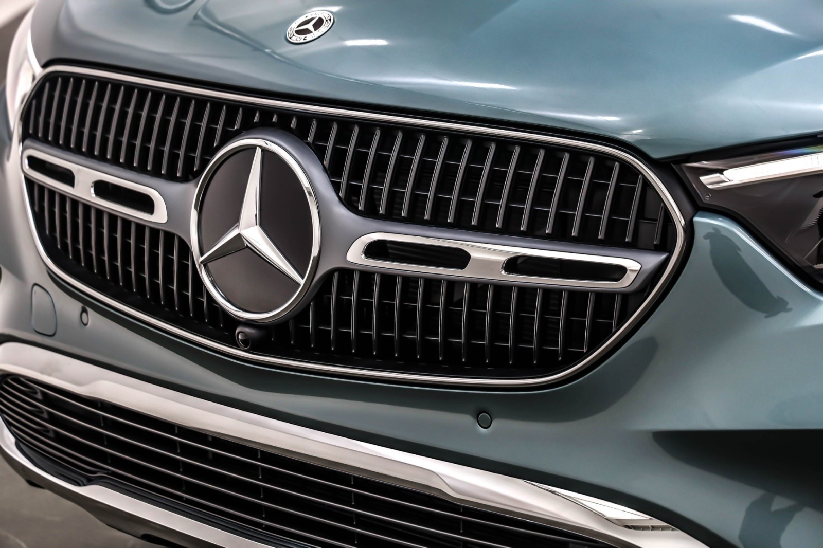 New 2026 Verde Silver Metallic Mercedes-Benz GLC 300 image 13