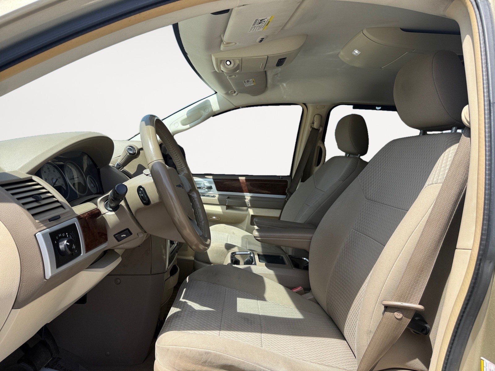 2010 Chrysler Town & Country #4