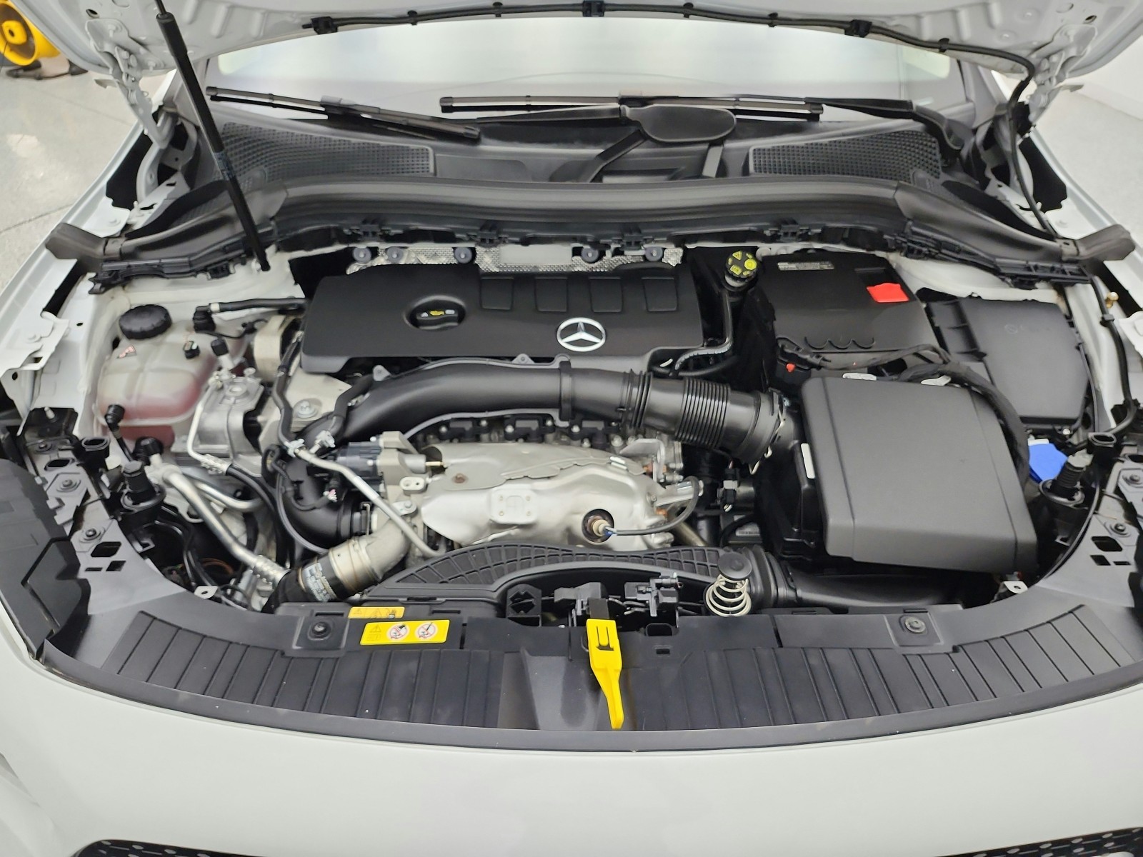 Used 2023 Digital White Metallic Mercedes-Benz GLA 250 SUV image 16
