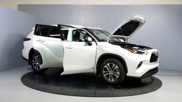 2022 Toyota Highlander Hybrid XLE 16